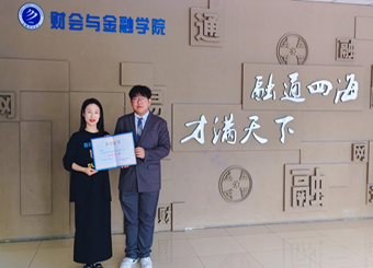 新农播火，数商助农——记劳动模范查谦翊